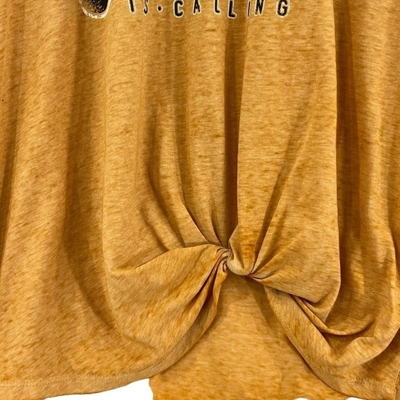 joei & i Adventure Is Calling Graphic Knotted Tee Shirt Woman’s SZ Small Mustard - Picture 4 of 9